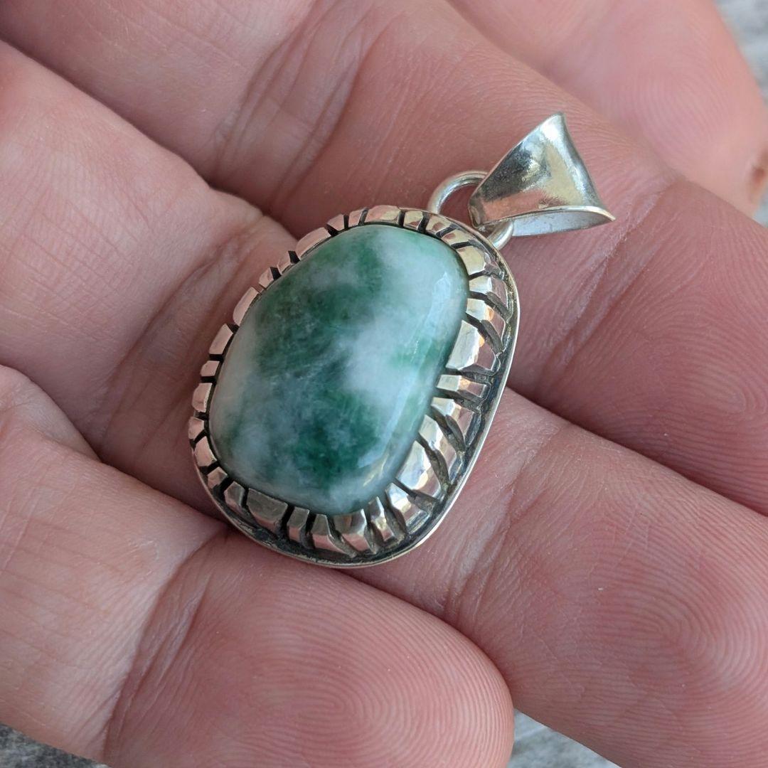 ハンドメイドの翡翠ネックレストップ　インディアンジュエリー風　オールハンドメイド