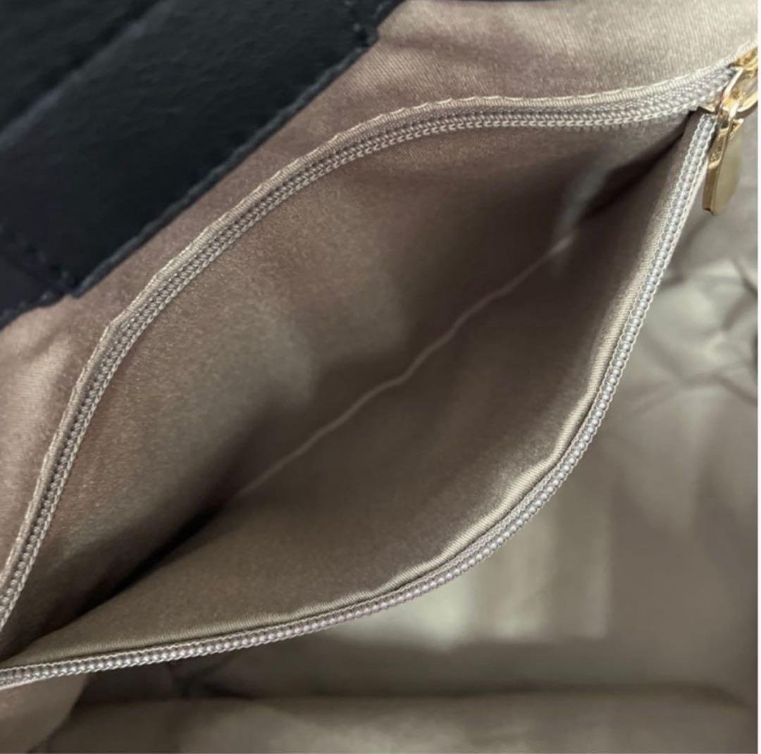 y*o様 ベルサーチ黒の合成皮革トートバッグ