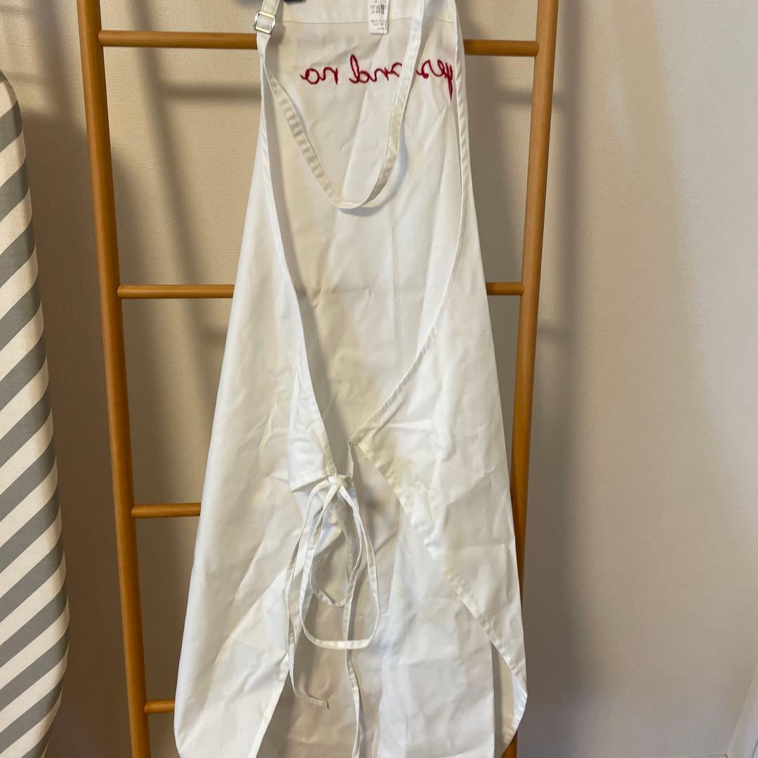 ノーレーズンサンドイッチ　エプロン　平野紗希子