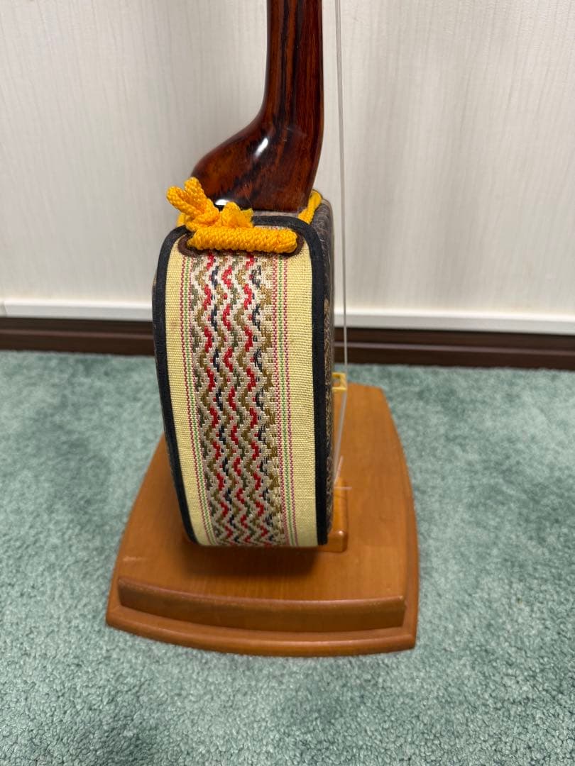 良き音色・良き見た目　沖縄三線　縞黒檀　真壁　人工皮　三線本体