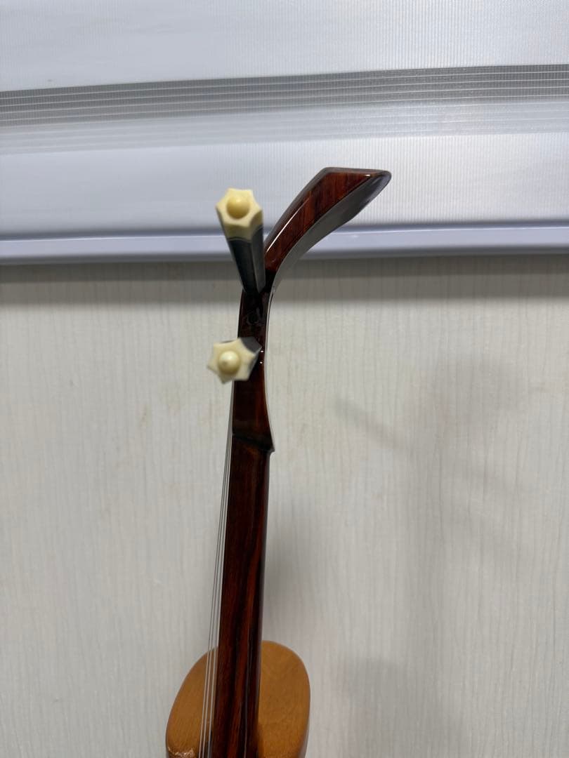 良き音色・良き見た目　沖縄三線　縞黒檀　真壁　人工皮　三線本体