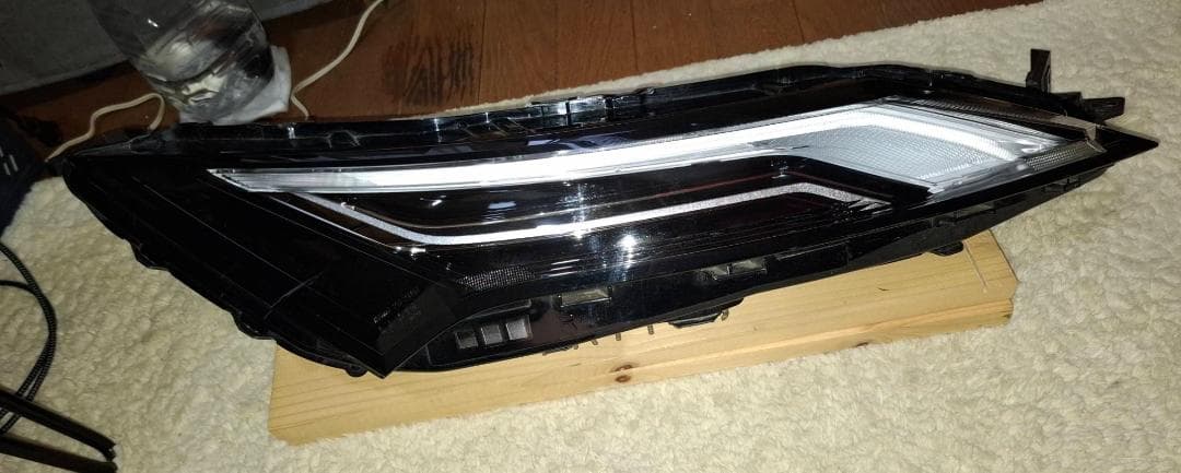 日産エクストレイルＴ３３　LED右コンビネーションランプ ・ウィンカー