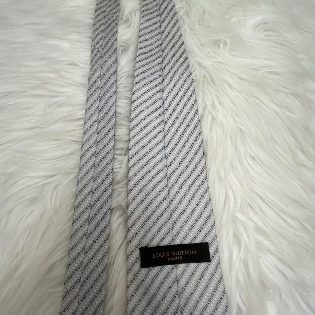 美品✨ルイヴィトンLouis Vuitton　シルクネクタイ　イタリア製グレイ系