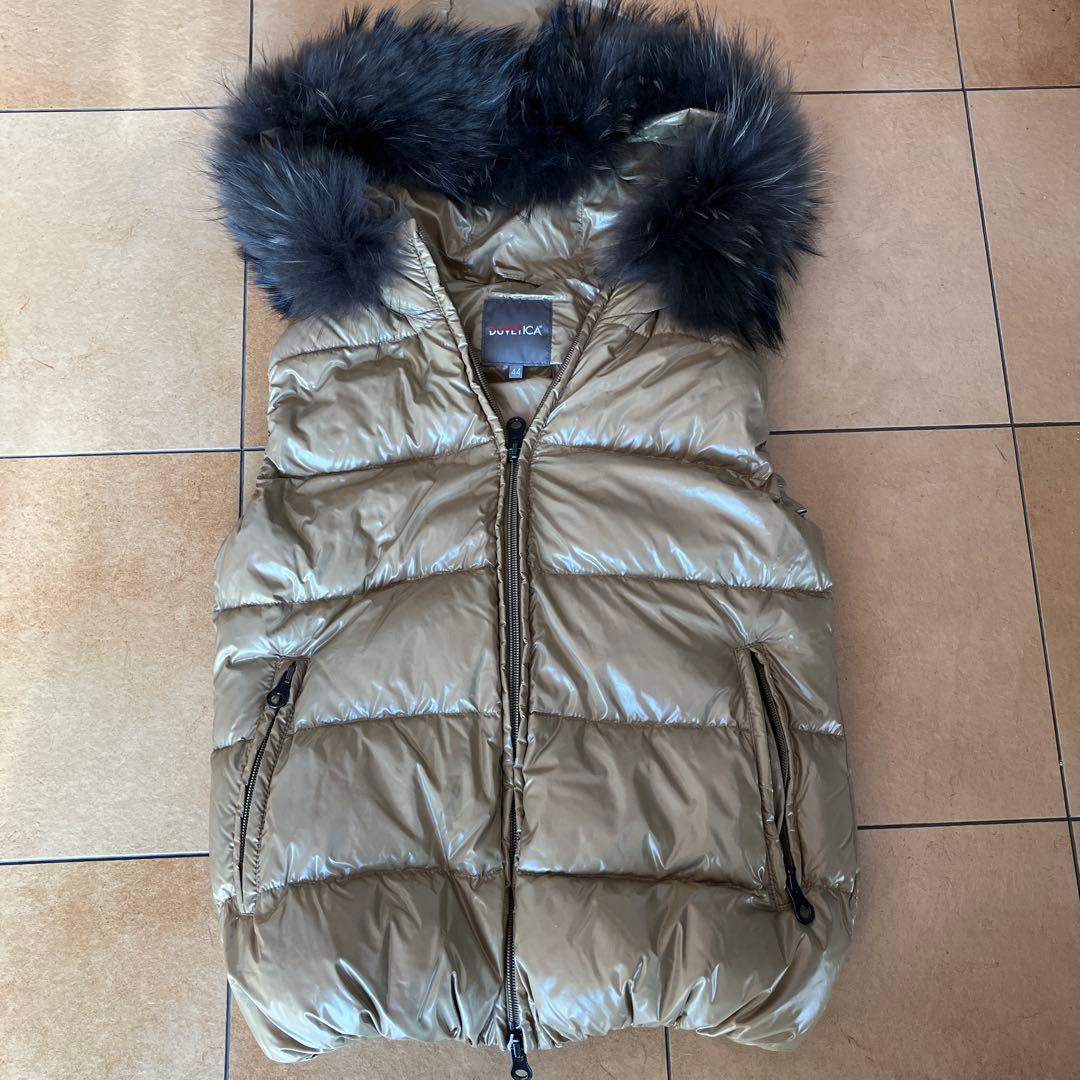 美品デュベチカファーフード付き ベージュ ダウンベスト 44