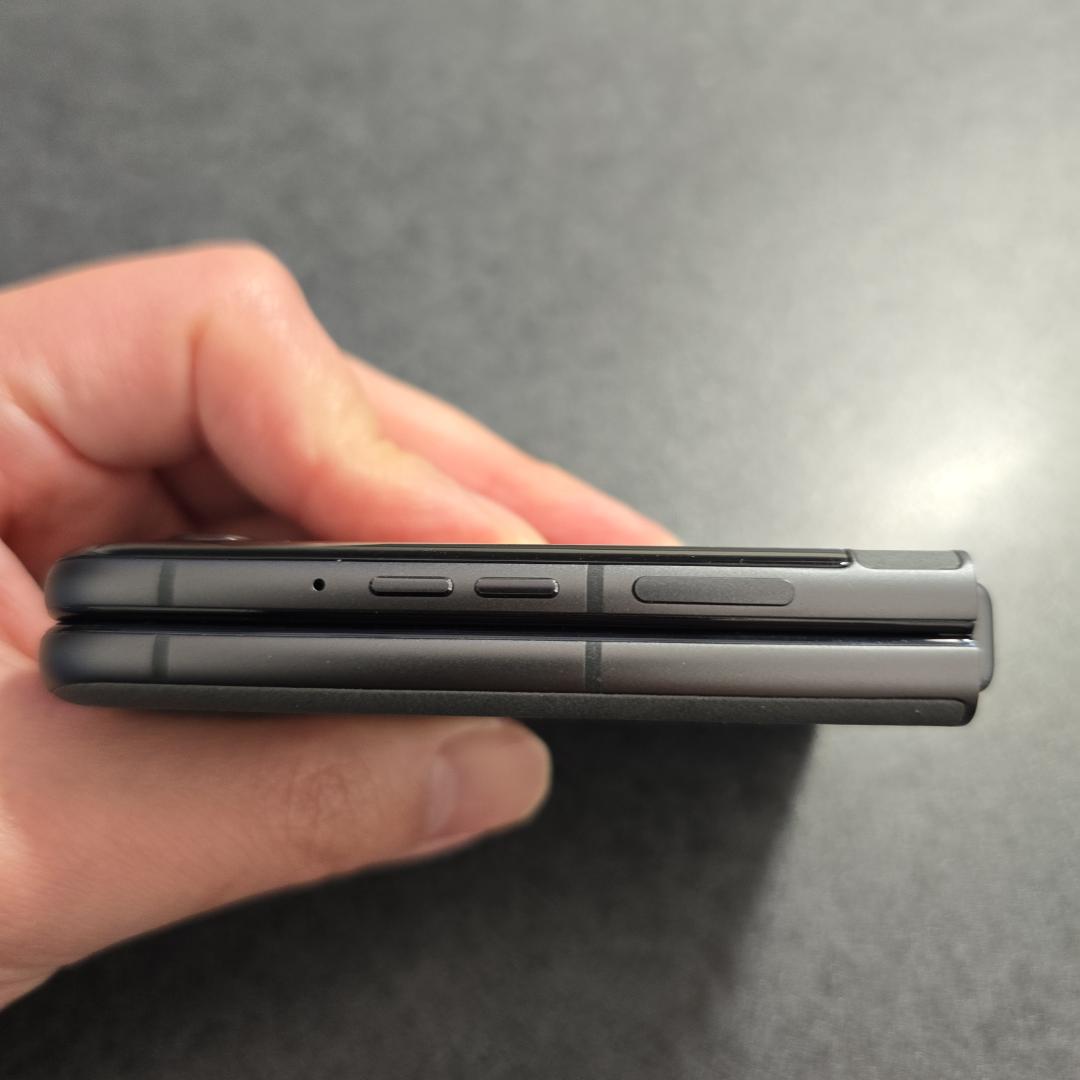 [使用時間・短期] motorola razr 50s コアラグレイ オマケ多数