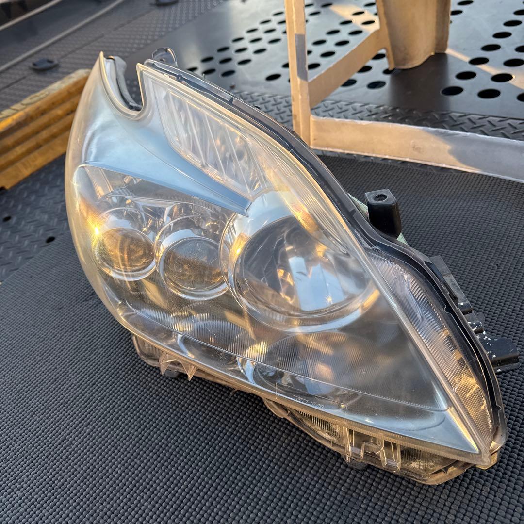 トヨタ　プリウス　30 前期　LED ヘッドライト　ヘッドランプ左右セット中古品