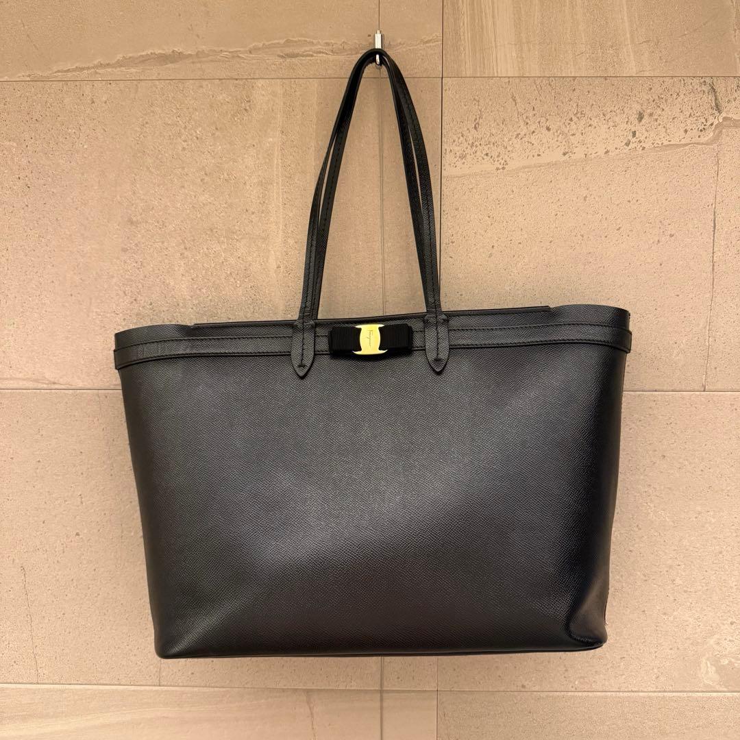 Salvatore Ferragamo ブラックレザー ヴァラ　リボン　バッグ