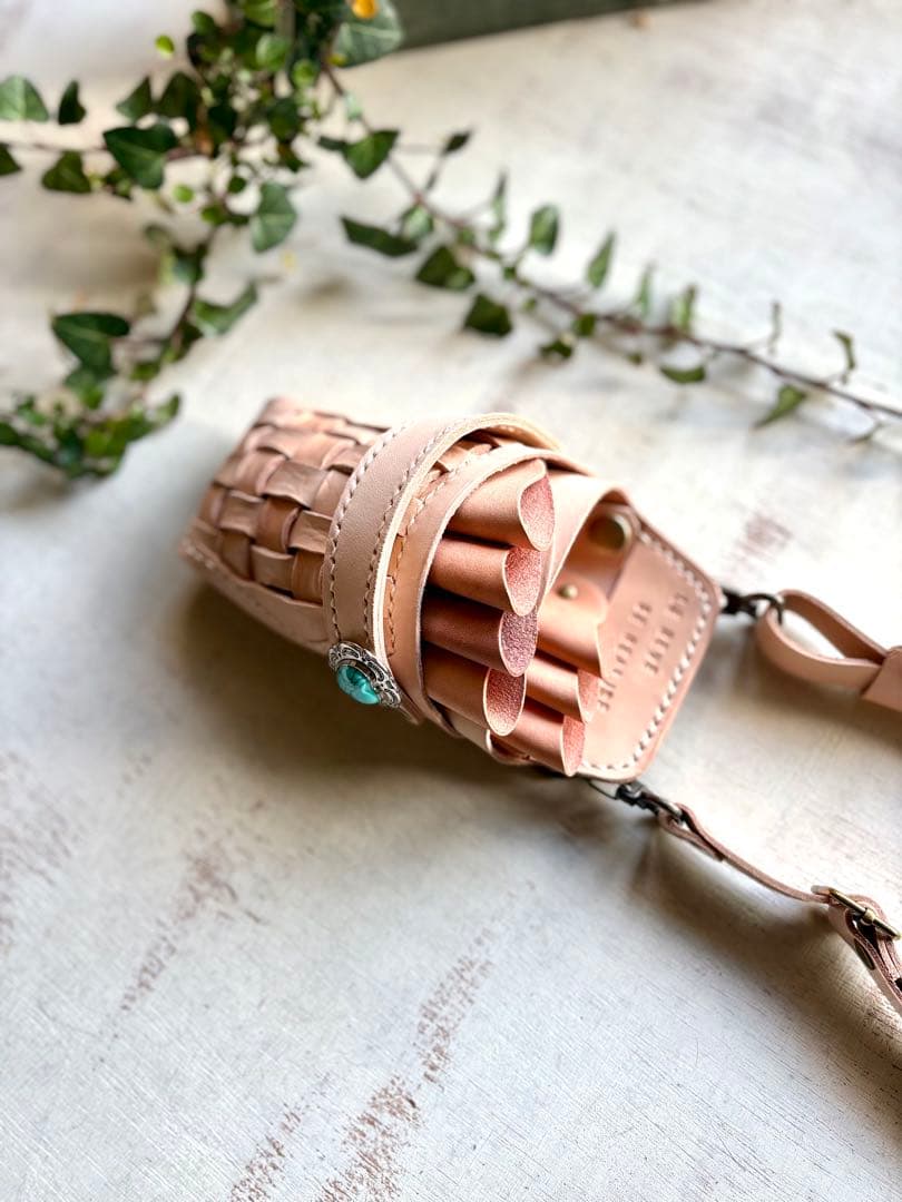 めー　ヌメ革ナチュラルメッシュワークのシザーケース