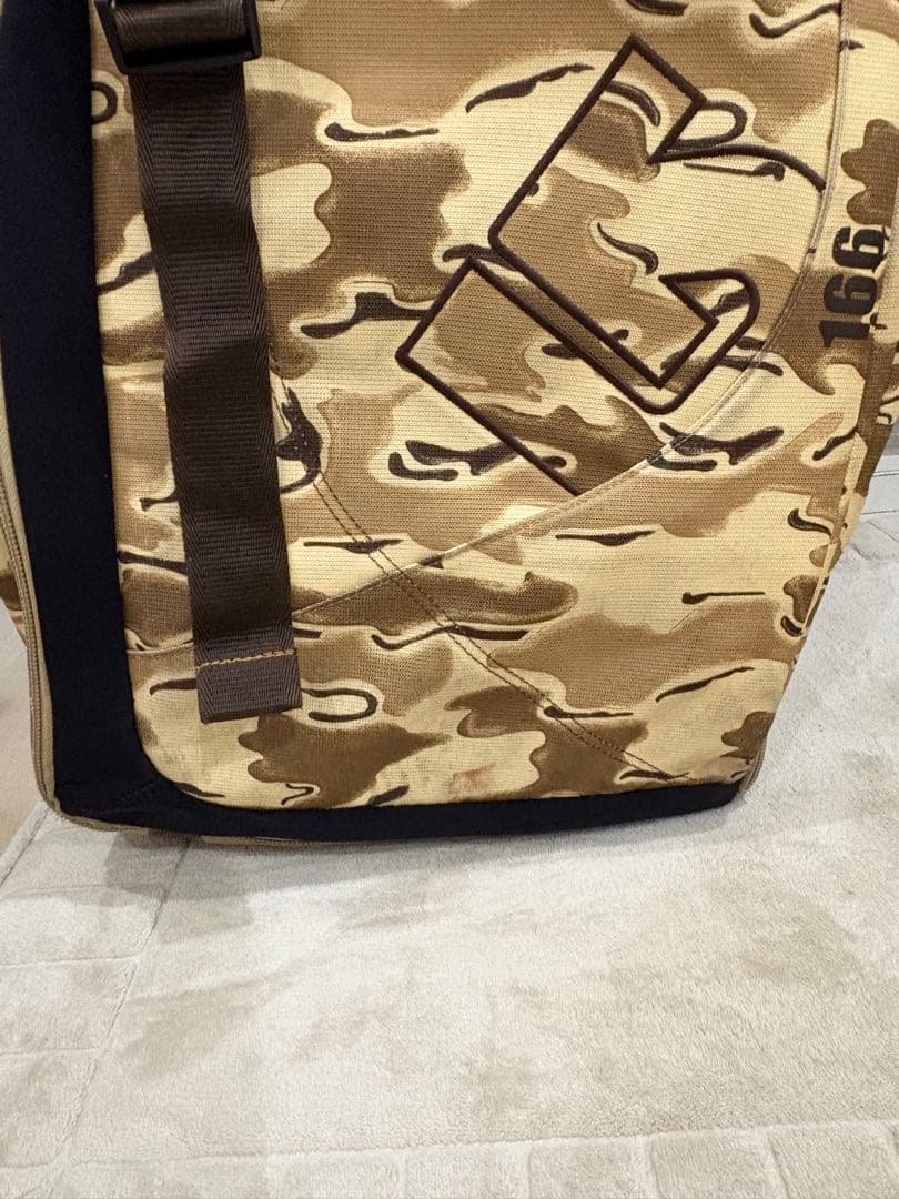 BURTON 迷彩柄キャリー付きボードケース