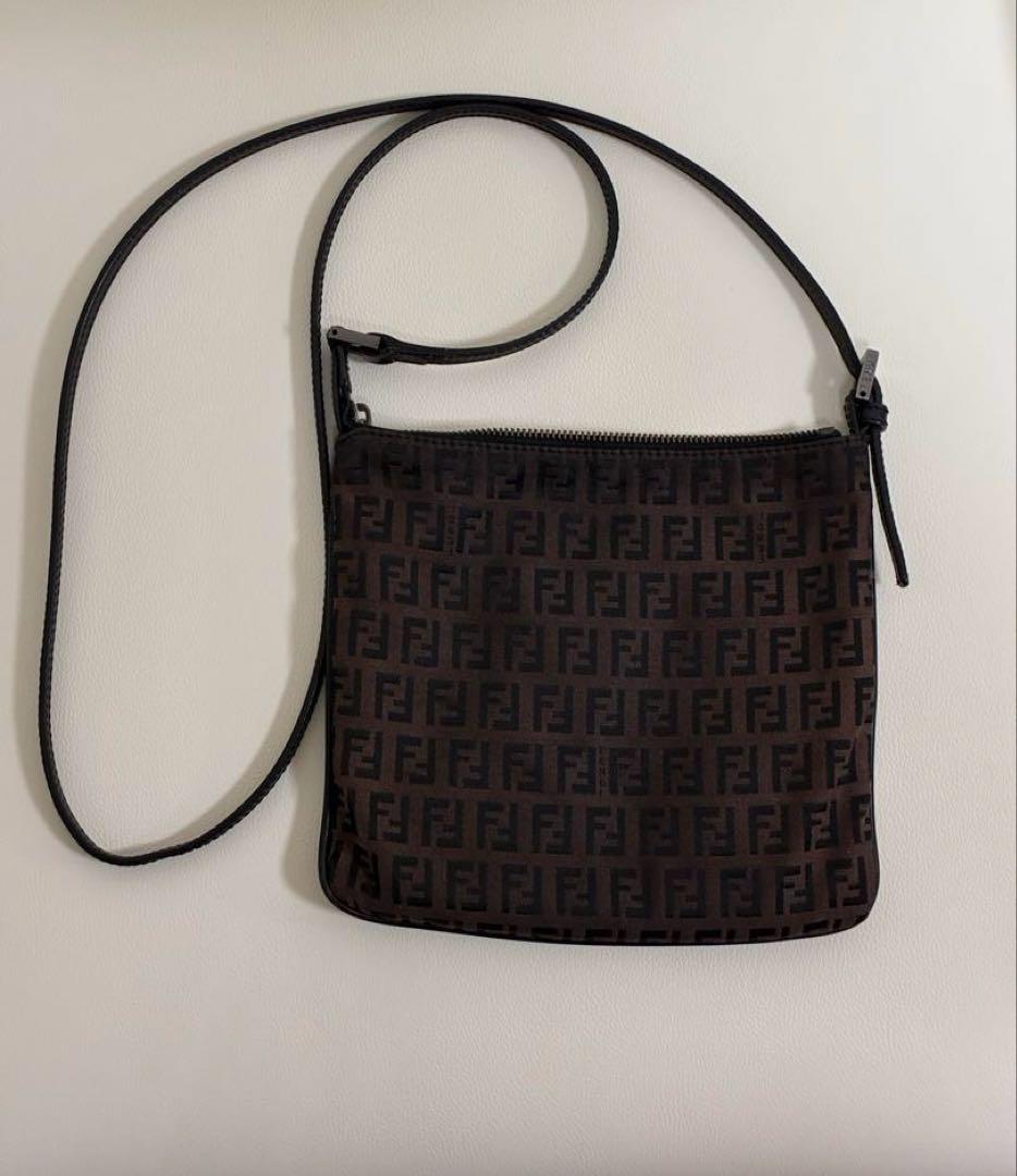 FENDI ブラウンロゴショルダーバッグ