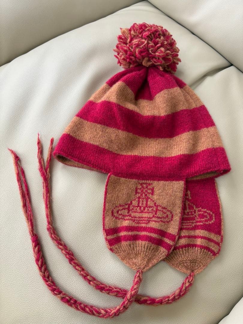 【値下げ中】VivienneWestwood赤系耳当て付きニット帽 ポンポン