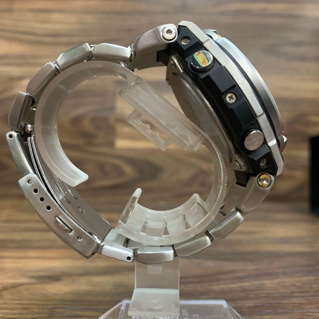 中古　カシオ　ジーショック GST-W110D