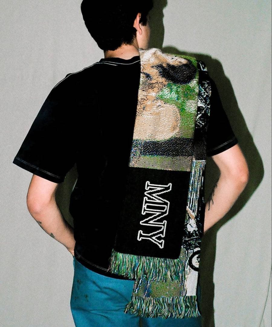 モンマルトルニューヨーク、マフラー