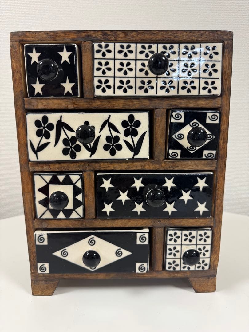 アンティーク小物入れ　木枠に陶器の引き出し