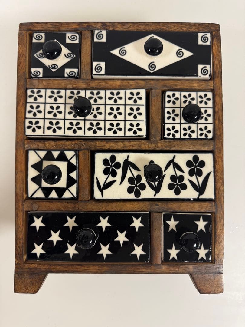 アンティーク小物入れ　木枠に陶器の引き出し