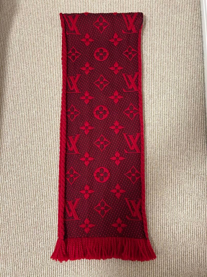 ルイ・ヴィトン 赤色 ロゴ マフラー