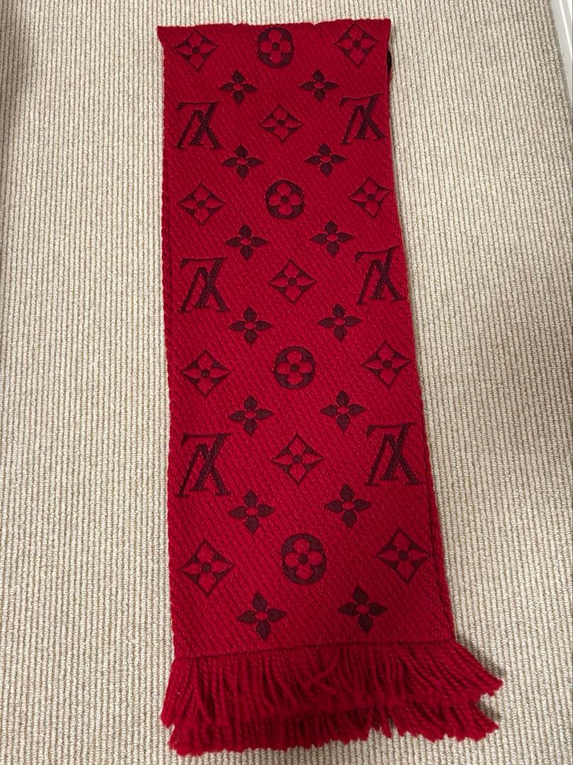 ルイ・ヴィトン 赤色 ロゴ マフラー