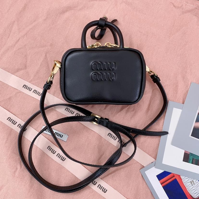 即購入OK！miu miu 黒 レザー ショルダーバッグ