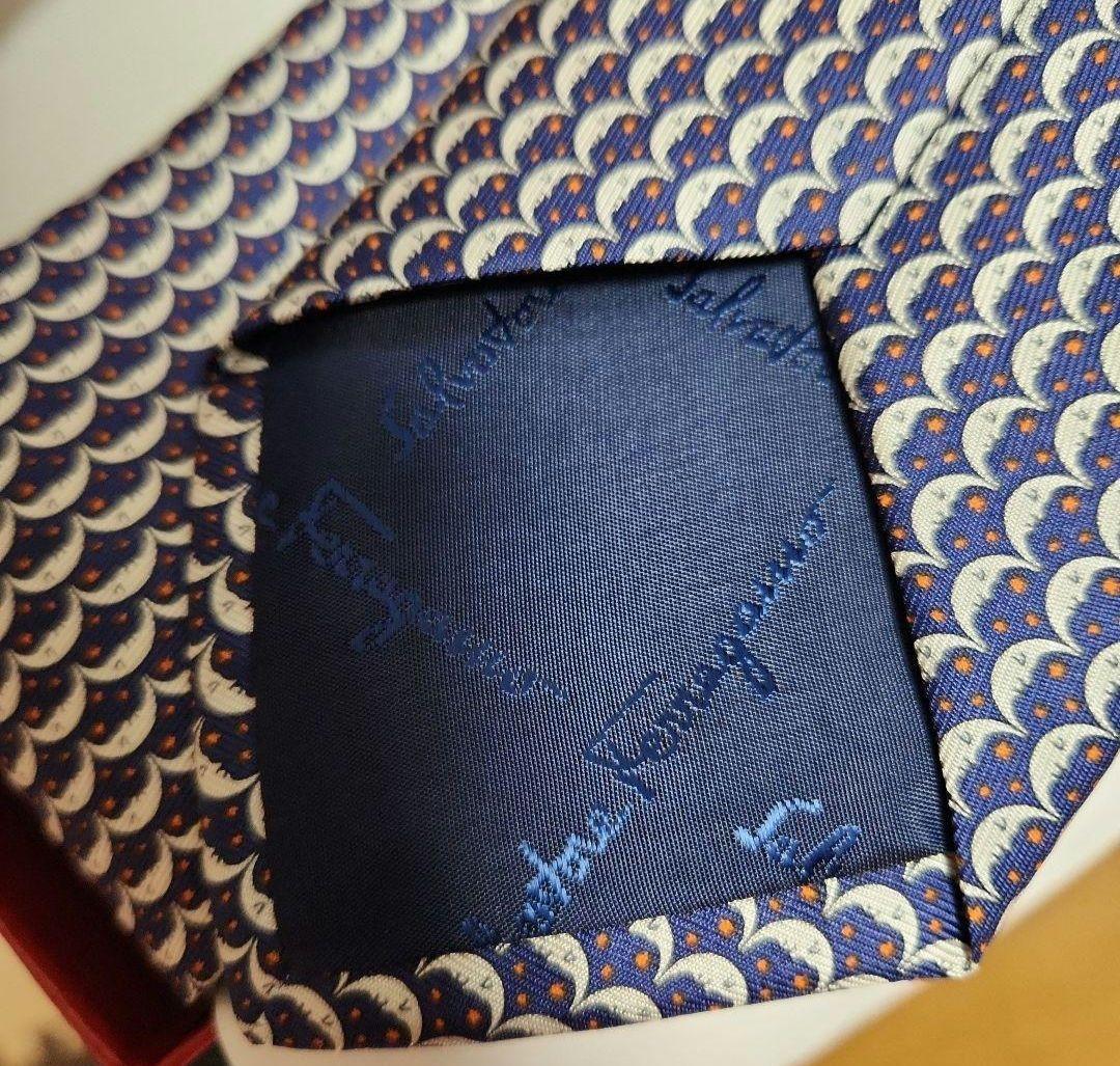 サルヴァトーレフェラガモ　シルクネクタイ　ムーンプリント