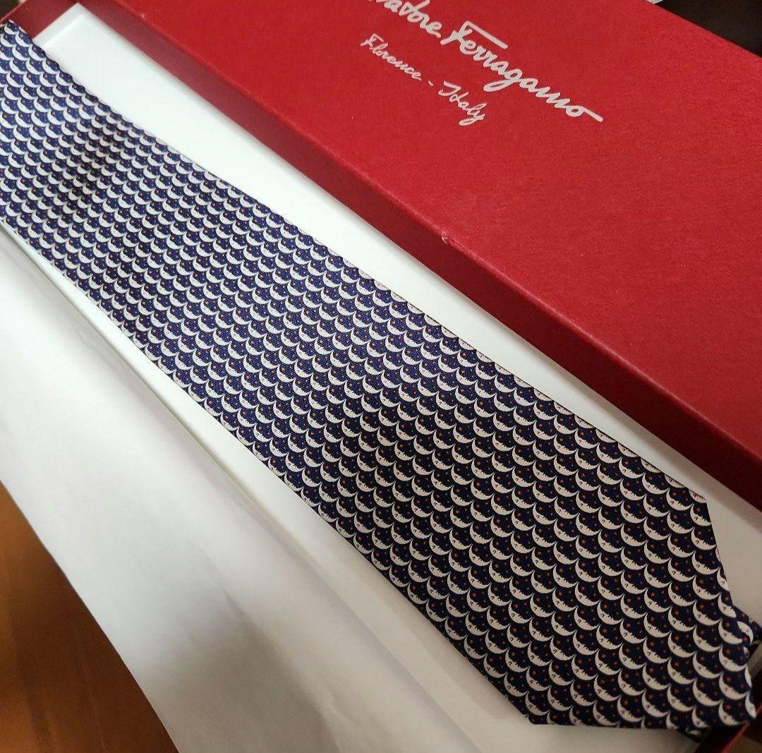 サルヴァトーレフェラガモ　シルクネクタイ　ムーンプリント