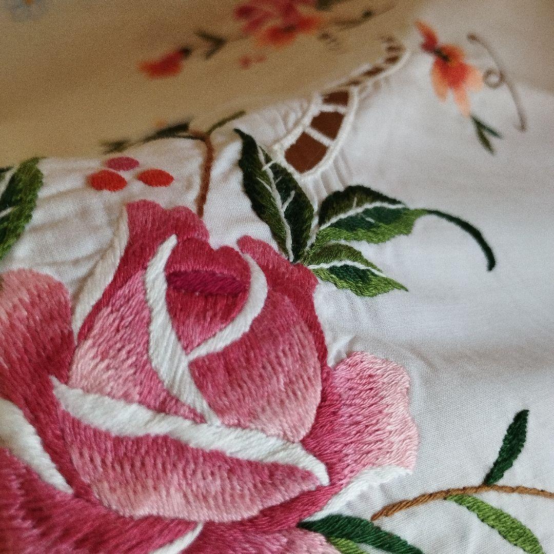 イギリスヴィンテージ　薔薇のモチーフ手刺繍　オーバル　大判　テーブルクロス
