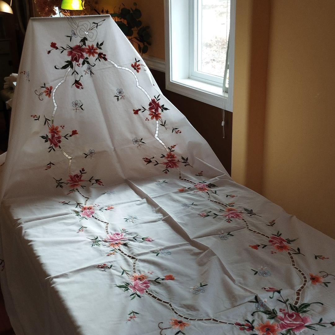 イギリスヴィンテージ　薔薇のモチーフ手刺繍　オーバル　大判　テーブルクロス