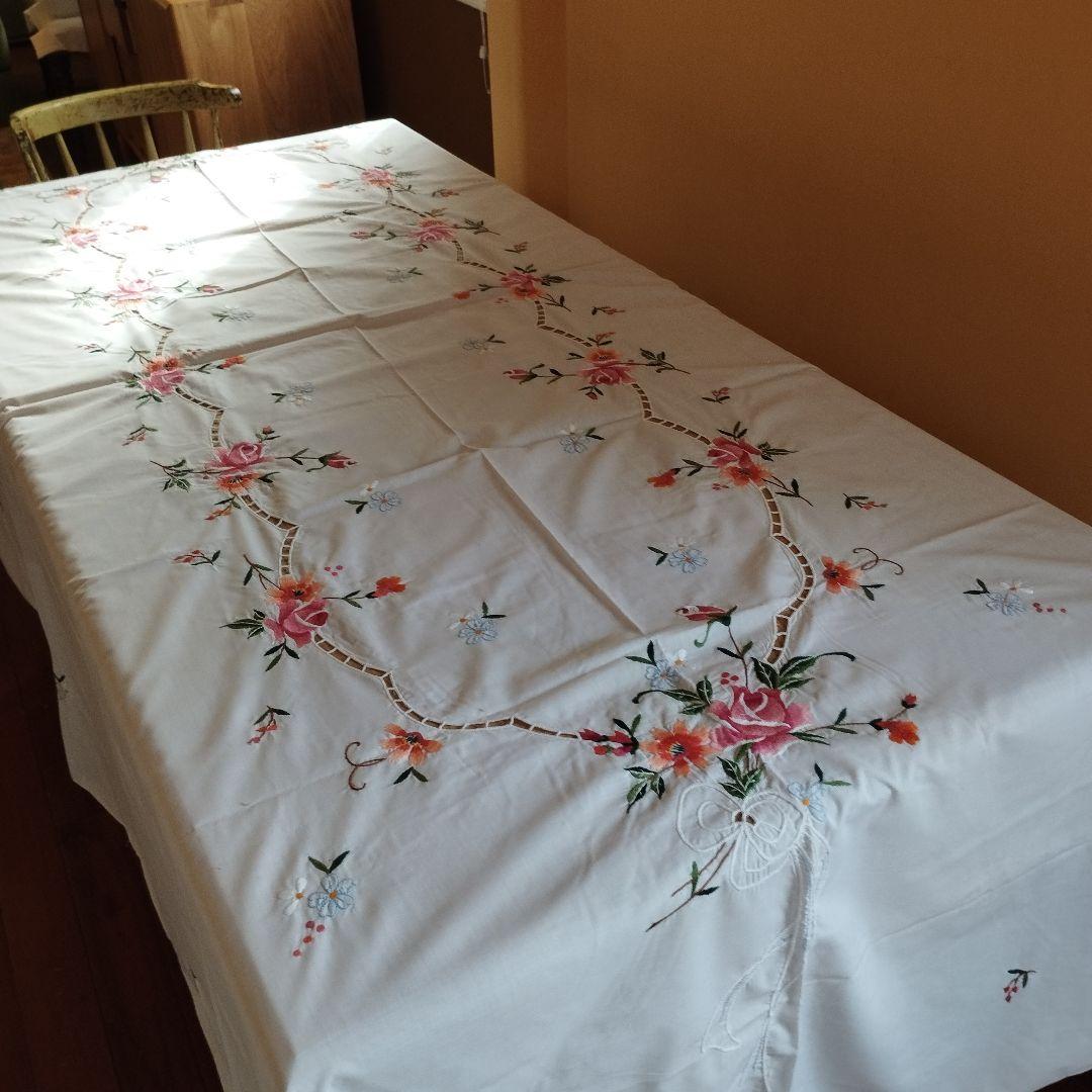 イギリスヴィンテージ　薔薇のモチーフ手刺繍　オーバル　大判　テーブルクロス