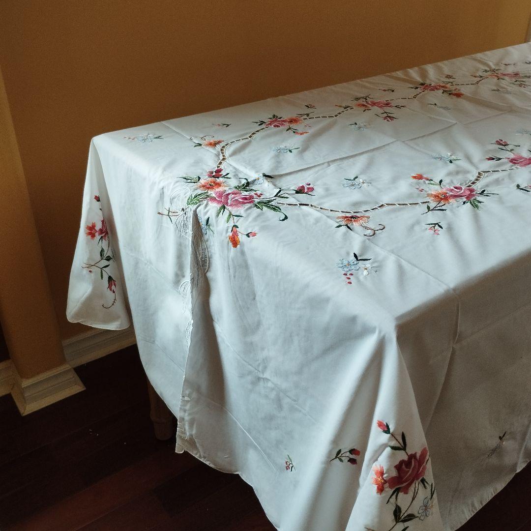 イギリスヴィンテージ　薔薇のモチーフ手刺繍　オーバル　大判　テーブルクロス