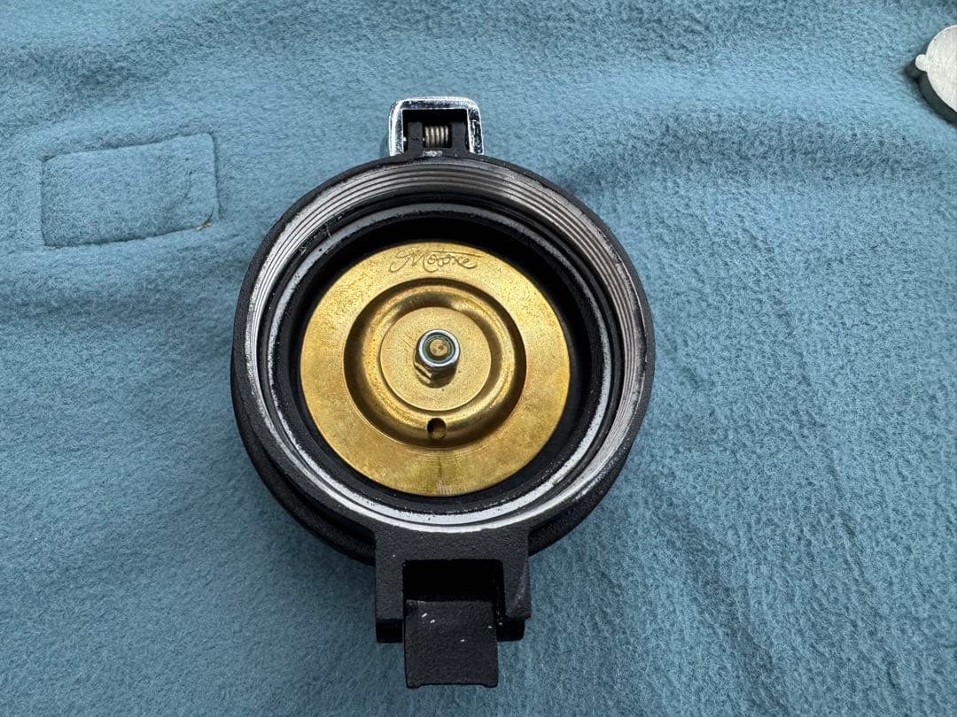 トライアンフ フリップアップ タンクキャップ モートーン