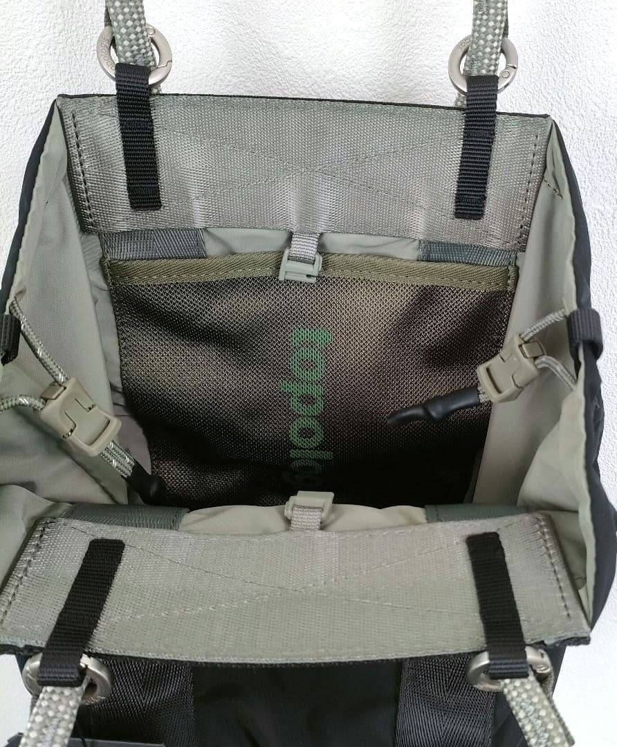 topologie トポロジーサミット トート スモール 　ブラック＆モス