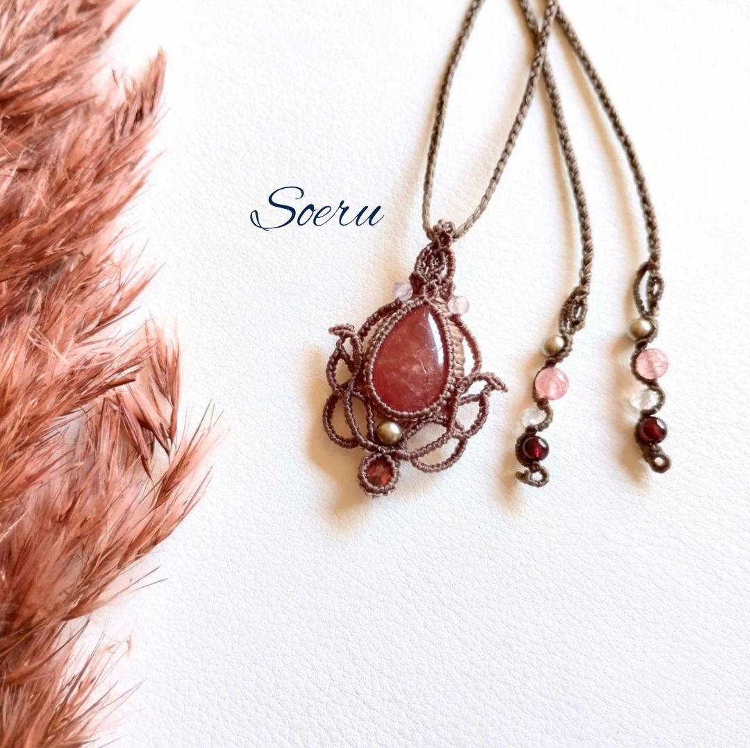 【ルリミドリ】インカローズ&ガーネットのマクラメ編みネックレス　ペンダンㇳ