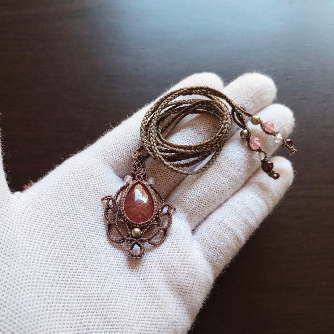 【ルリミドリ】インカローズ&ガーネットのマクラメ編みネックレス　ペンダンㇳ