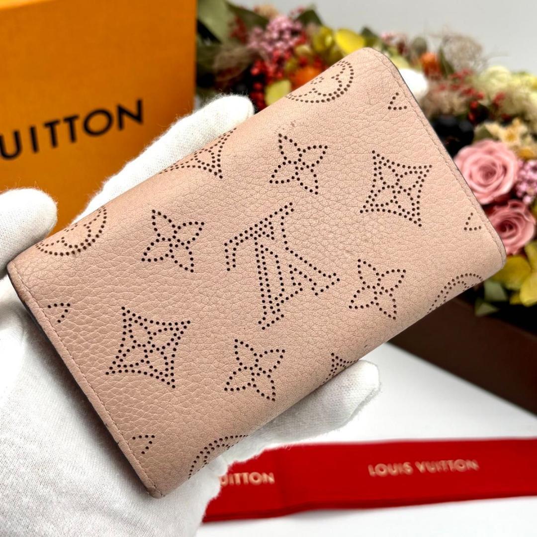 ルイヴィトン モノグラム マヒナ ポルトモネ アナエ 薄ピンク 折り財布