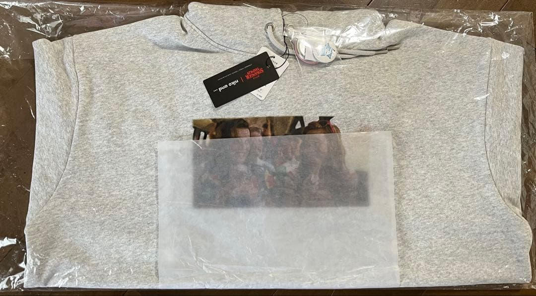 ◆新品◆【STRANGER THINGS】コラボ 缶バッチ付きパーカー グレー