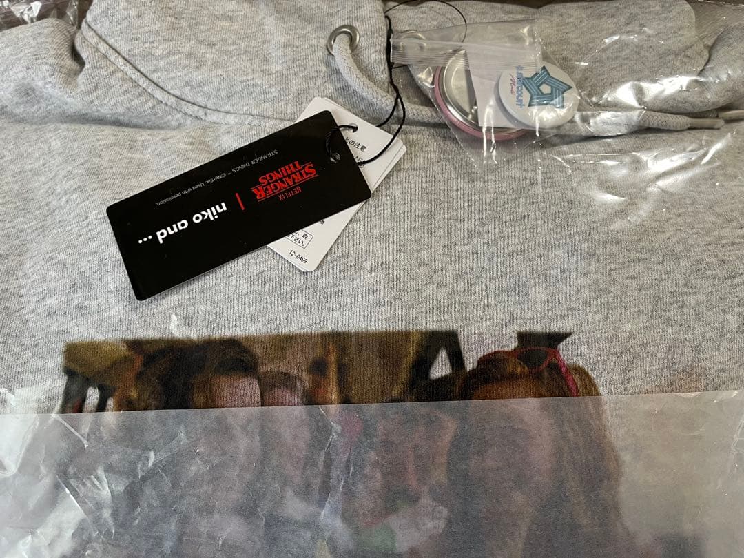 ◆新品◆【STRANGER THINGS】コラボ 缶バッチ付きパーカー グレー