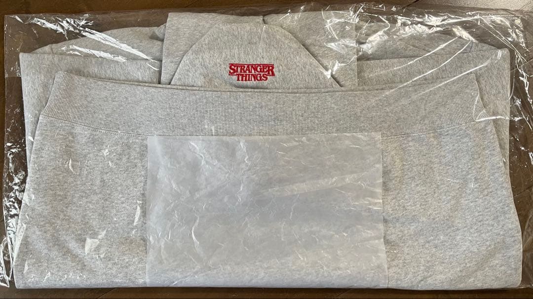 ◆新品◆【STRANGER THINGS】コラボ 缶バッチ付きパーカー グレー