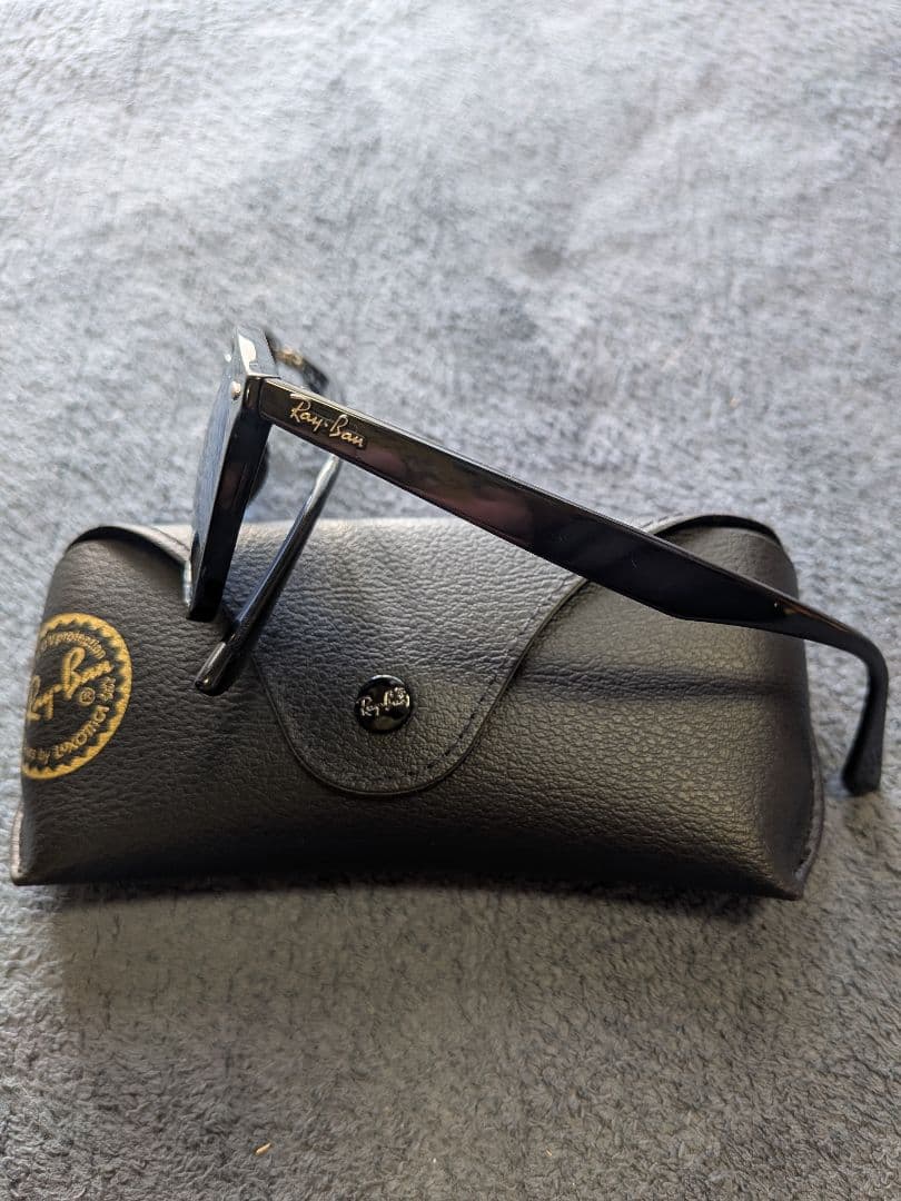 Ray-Ban ブラックフレーム サングラス （レンズ未使用）