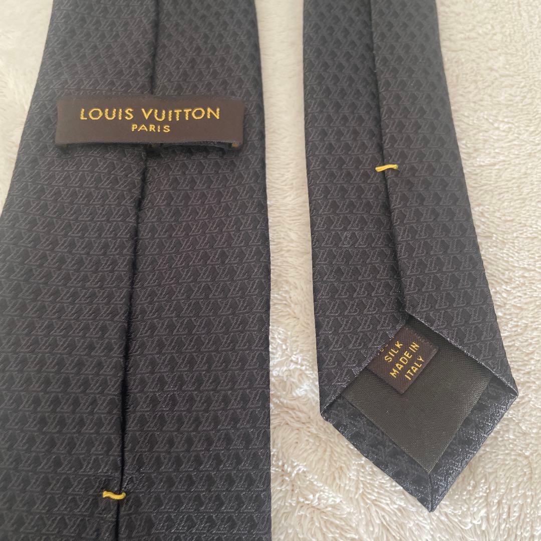 マイロくん 立体的パターンの黒ネクタイ