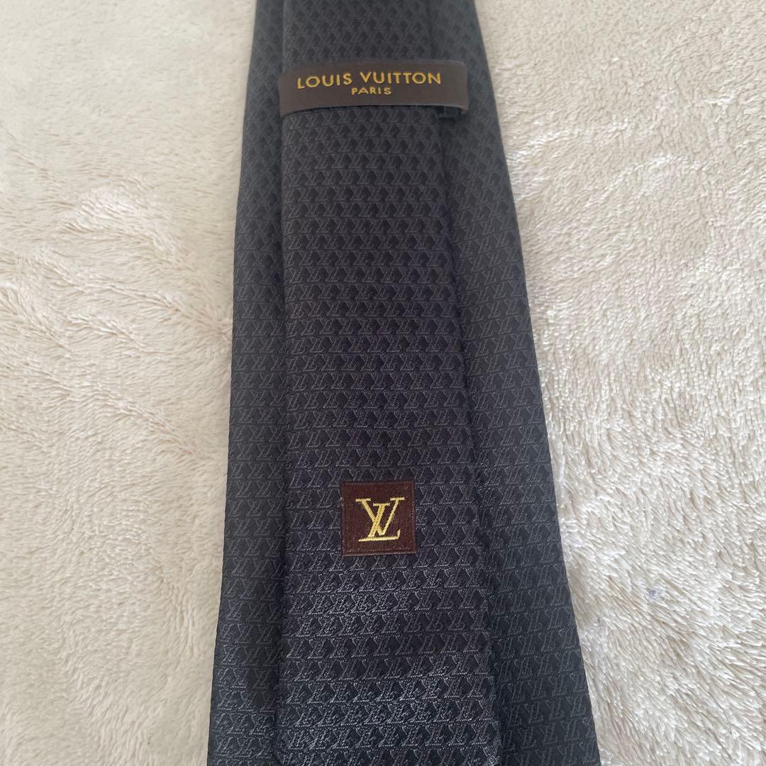 マイロくん 立体的パターンの黒ネクタイ