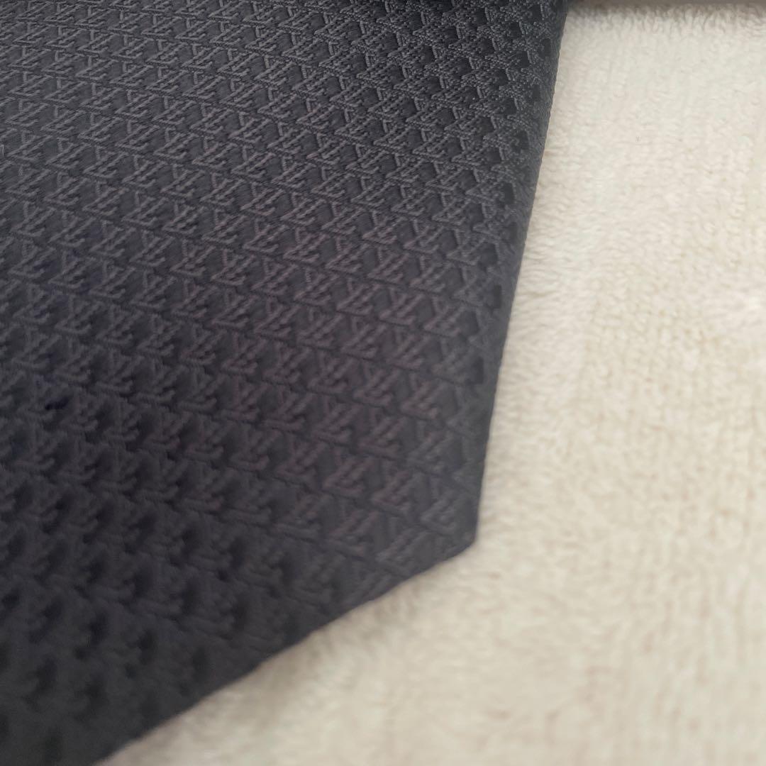 マイロくん 立体的パターンの黒ネクタイ