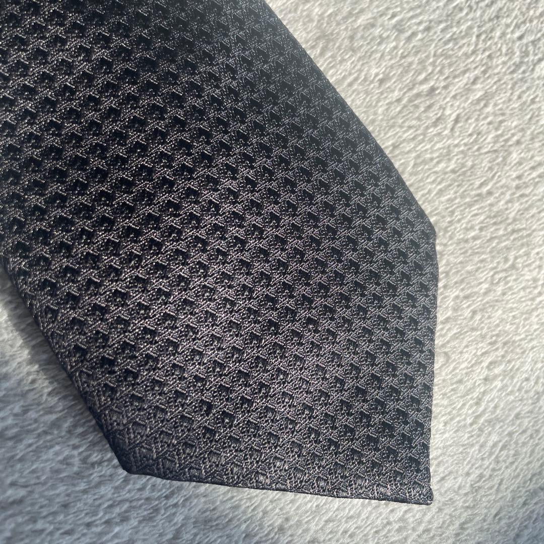 マイロくん 立体的パターンの黒ネクタイ