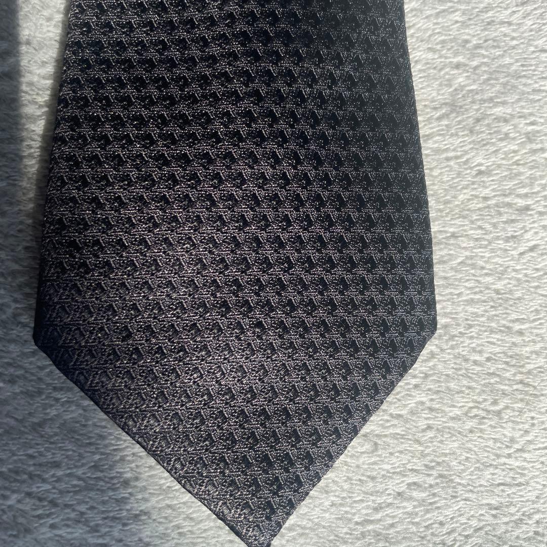 マイロくん 立体的パターンの黒ネクタイ