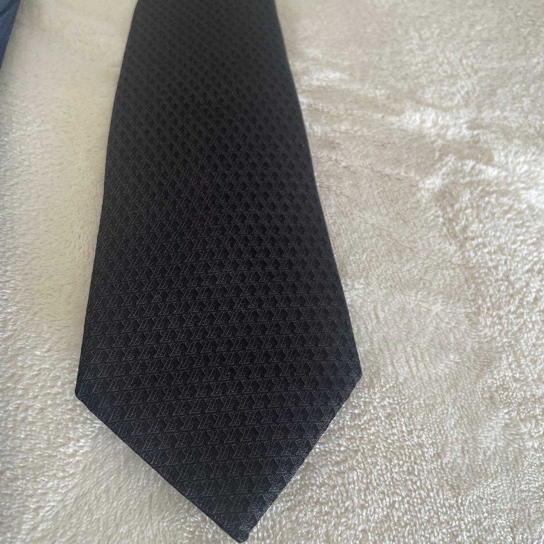 マイロくん 立体的パターンの黒ネクタイ