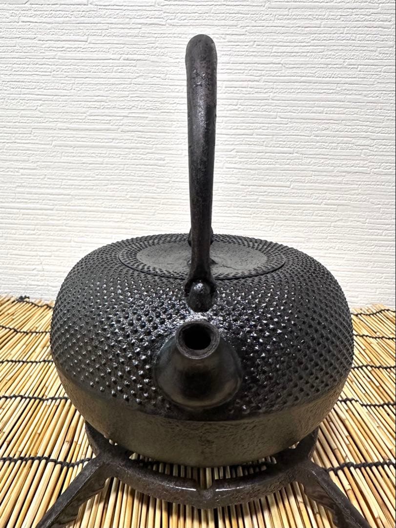 未使用、保管品　南部伝統工芸士 及川寛治作　１５型姥口アラレ　南部鉄瓶　南部鉄器