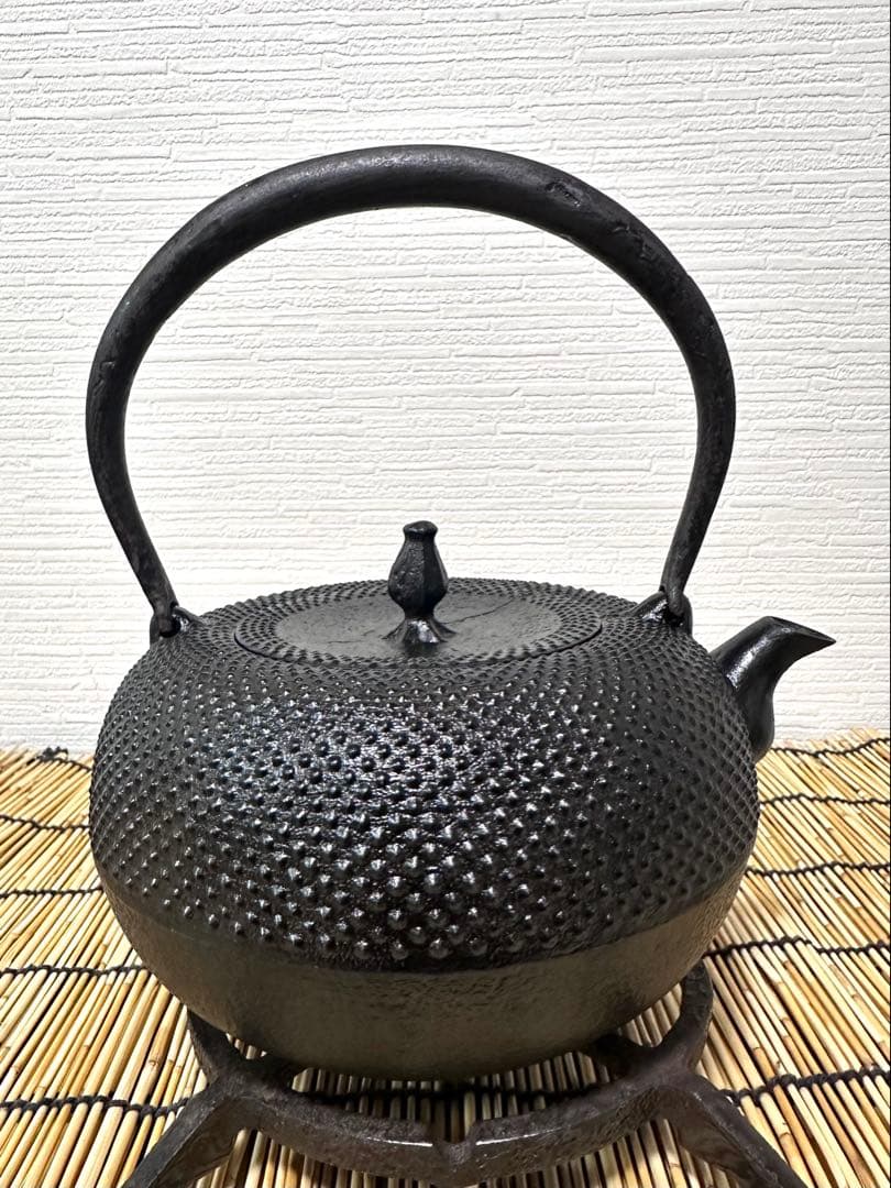 未使用、保管品　南部伝統工芸士 及川寛治作　１５型姥口アラレ　南部鉄瓶　南部鉄器