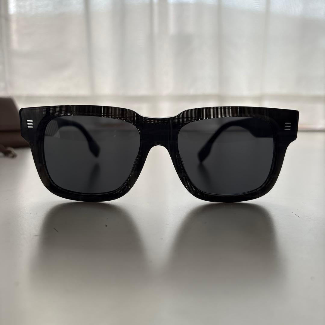 未使用品　Burberryチェック柄サングラス/バーバリー