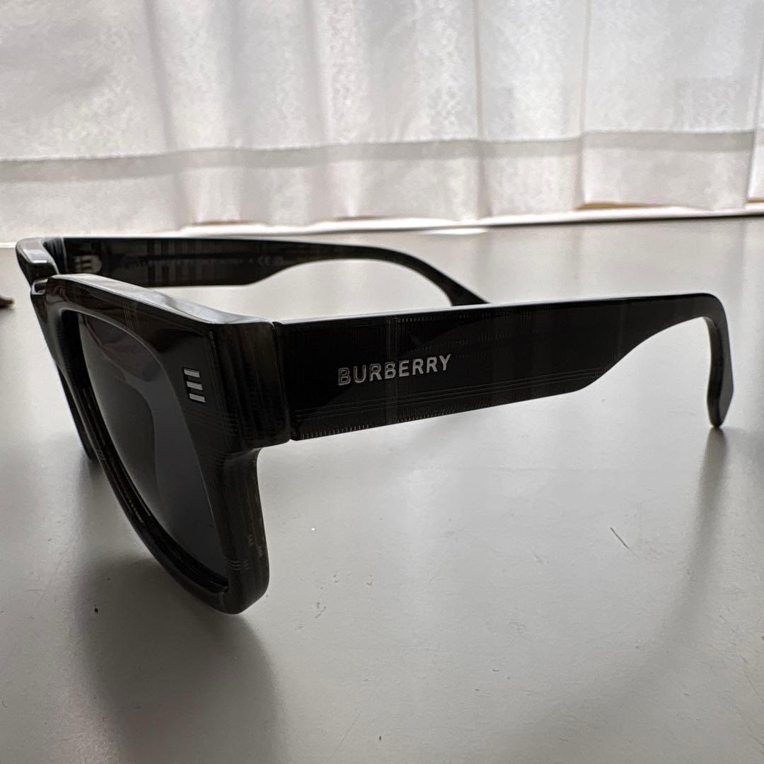 未使用品　Burberryチェック柄サングラス/バーバリー