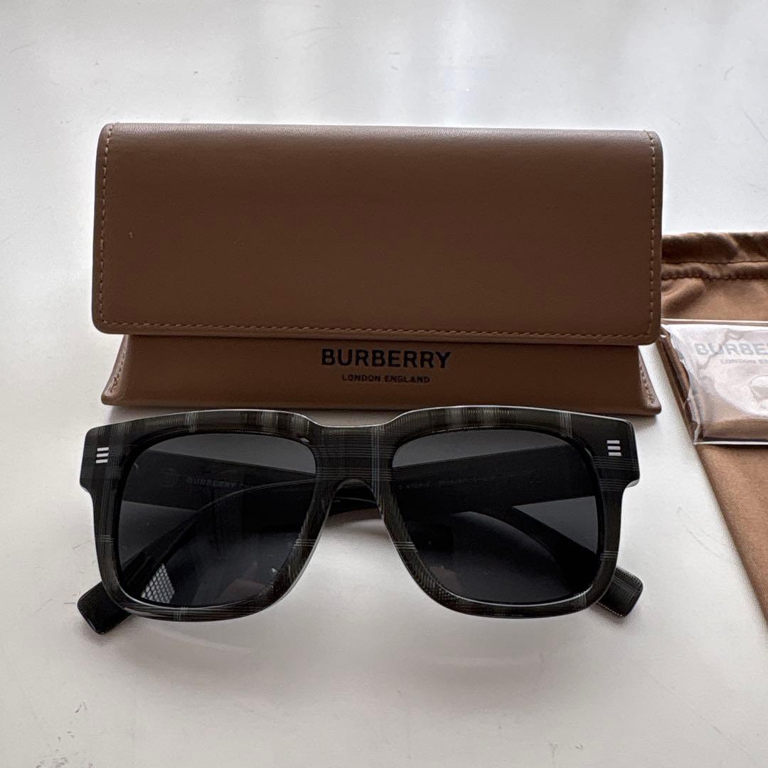 未使用品　Burberryチェック柄サングラス/バーバリー