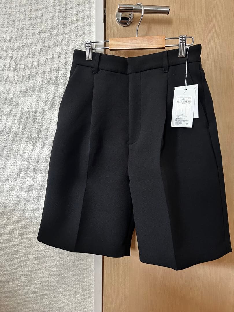 ブラック タック入り ショートパンツ
