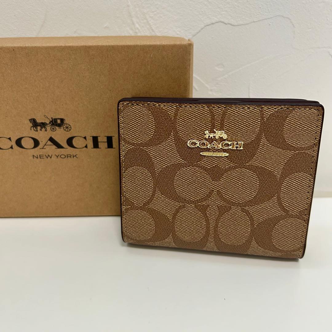 耀くん 新品 COACH 財布 二つ折り財布 カーキ×レッドウッド シグネ
